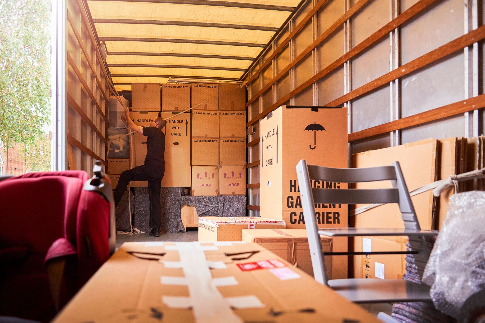 خدمة نقل العفش بسيارات مجهزة